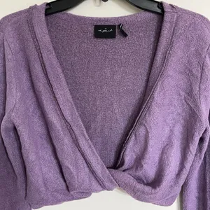Urban Outfitters Long Sleeve Cropped Sweater‎ Twist Front Purple Size Small thumbnail 2