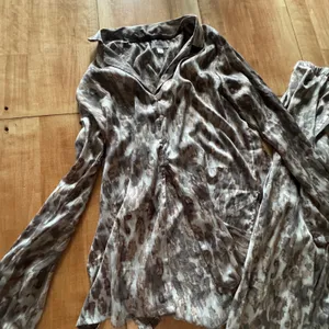 Nicole Miller New York‎ Animal Print Pajama Set Large Top Small Pants Gray Brown thumbnail 2