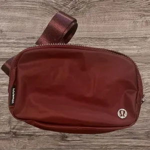 Lululemon Everywhere‎ Belt Bag Red Merlot Maroon Sporty Fanny Pack Travel NWT thumbnail 1