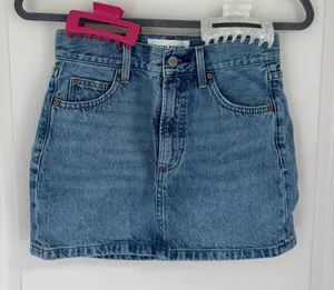Aritzia Denim Forum The ‘90s Ricci Denim Skirt in 7 Yrs Bleu Taboo thumbnail 1