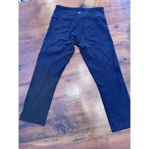 Lululemon Cropped Leggings Size 4 Black thumbnail 2