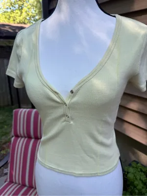 Me to We Pale Yellow Ribbed Henley Crop Top size S Small thumbnail 1