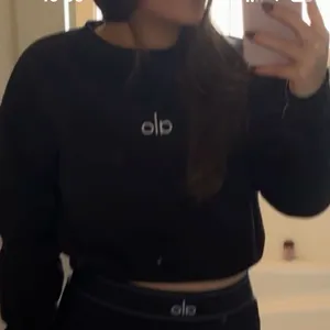 Alo Yoga Cropped Sweatshirt Crewneck thumbnail 1