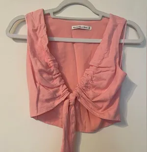 Abercrombie and Fitch Cropped Tie-Front Linen-Blend Top thumbnail 1