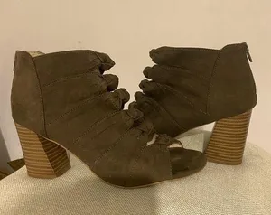 Attention Anckle Boots size 10 Good condition. Heels 3” thumbnail 1