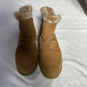 Baretraps Avita Ankle Boots in Whiskey Size 6.5, Bootie, Buckled Strap Accent thumbnail 2