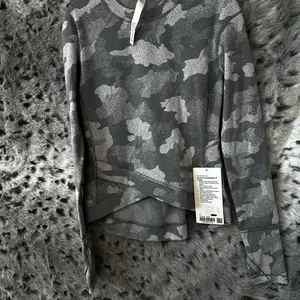 1011. Lululemon close to crossing ls rulu sz 4 nwt thumbnail 4