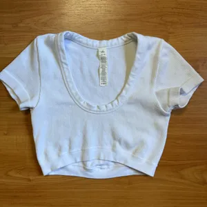 ALO Yoga Seamless Ribbed Cropped Serene Short Sleeve Top in White Size XS thumbnail 4