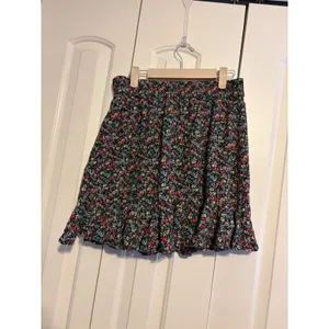 LOFT Floral Print‎ Smocked Waist Ruffle Hem Mini Skirt Women's Size M thumbnail 3