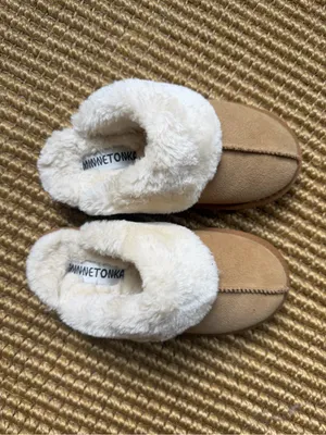 NWOT Minnetonka Women’s Chesney Scuff Flat Slippers thumbnail 2