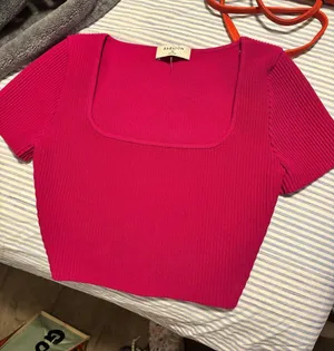 Aritzia Babaton Sculpt Knit Squareneck Short Sleeve Crop Top magenta XS thumbnail 1