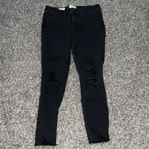Universal Threads mid rise black skinny jeans thumbnail 2
