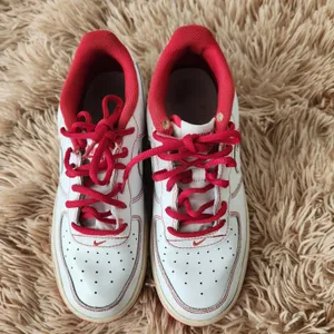 Nike Air White and Red Sneakers Size 6Y thumbnail 3