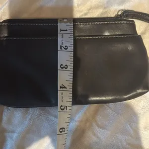 Source Unknown BROWN FAUX LEATHER WRISTLET ONE ZIP POCKET ON OUTSIDE AND FULL ZIPPER CLOSURE thumbnail 7