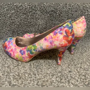 Madden Girl Pink Multicolor Floral Print Pointed Toe Pumps Heels thumbnail 4
