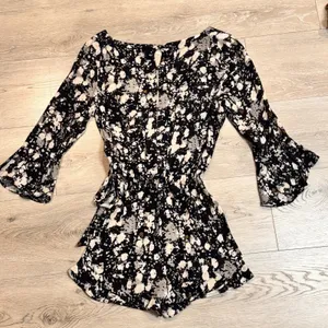 Free People All The‎ Right Ruffles Black Raven Floral Shorts Romper XS XSmall thumbnail 2