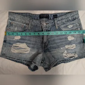 Lucky Brand Distressed The Cut Off Mid Rise Jean Short W6/28 Medium Wash thumbnail 9