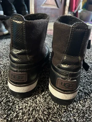 UGG boot thumbnail 3