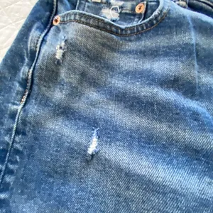 American Eagle Outfitters AE77 Premium Blue Distressed Mom Jeans + a Free Gift! thumbnail 11