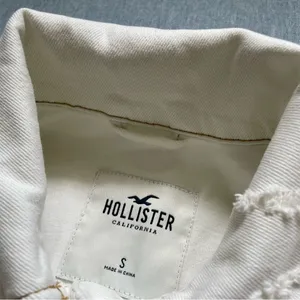 Hollister Cream Crop Denim Trucker Jacket Distressed Raw Hem Size S thumbnail 2