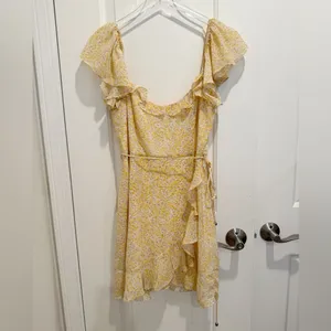 HELLO MOLLY Taking Over This Scene Ruffle Trim Waist-Tie‎ Dress Yellow Floral L thumbnail 6
