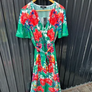Lulus NWT Still in Paradise Floral Green Wrap Maxi Dress Medium Vacation Resort thumbnail 3