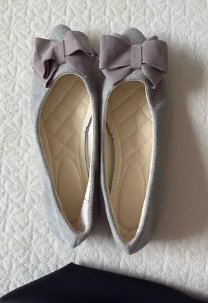Women’s Gray Bow Ballet Flats – Good Condition Size 5.5 thumbnail 1