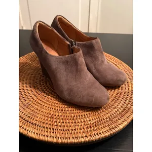 Clarks Artisan Suede Wedge Booties Taupe Brown Snake Embossed Heel Side Zip 9.5M thumbnail 7