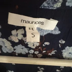 NWOT! Maurices Dark Blue Floral Print Blouse thumbnail 4