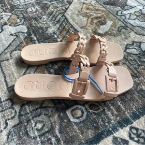 Gucci GG Light Pink Rubber Buckle Chain Link Sandals Slip‎ On thumbnail 4