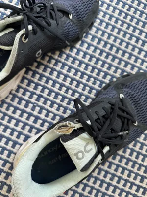 On Cloud Running Shoes thumbnail 3