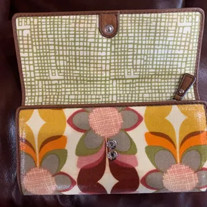 Fossil key-per floral wristlet. In excellent condition. thumbnail 4