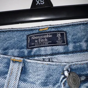 Abercrombie & Fitch Distressed Cropped distressed‎ raw hem mom jeans light 26 thumbnail 3