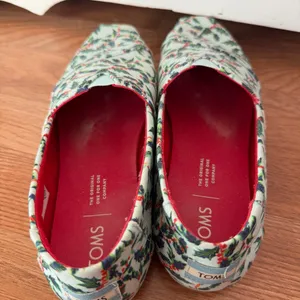 Tom’s Size 7 Mint Holly Jolly Slip Ons thumbnail 4
