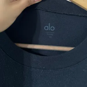 ALO YOGA Hi Low Black Long Sleeve Knit Slit Pullover Top Tunic thumbnail 7