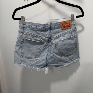 Levi's 501 Original Shorts Size 27 Light Wash Blue High Waisted Raw Hem Denim thumbnail 2