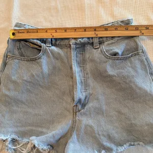 ZARA Womens Size 4 High Rise Denim Shorts Light Wash Button Fly Frayed Hem thumbnail 4