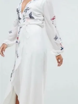 Hope & Ivy Maternity size 8-gorgeous embroidered wrap dress thumbnail 15