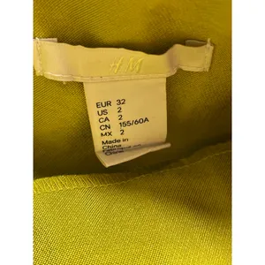 H&M Women's Bright Yellow Pleated High Waisted Mini A-Line Bodycon Skirt Size 2 thumbnail 4
