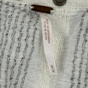 Free People White Grey Metallic‎ Striped Grommet Split Neck Blouse Top Womens M thumbnail 2