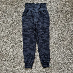Athleta Womens Size XS Salutation Camo Jogger Pants Gray‎ Black Athleisure thumbnail 2