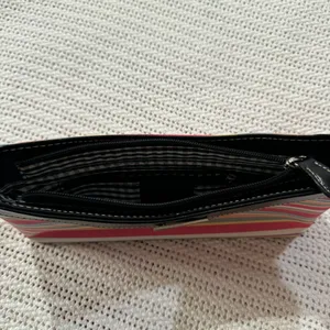Kate Spade New York – Shoulder Bag Stylish handbag with a vibrant striped print. thumbnail 6