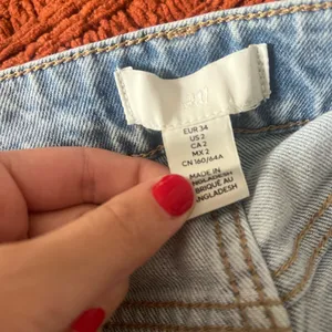 Wide-Leg Cropped Light Blue Jeans thumbnail 3