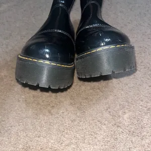 Dr.‎ Martens Rozalie Distressed Patent Heeled Chunky Chelsea Boots Black 9 thumbnail 7