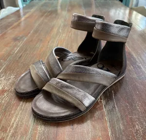 OTBT Souvenir Metallic Leather Ankle Wrap Sandals Silver Taupe Zip 7.5 Gladiator thumbnail 1