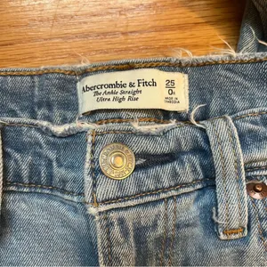Abercrombie & Fitch the ankle straight ultra high rise jean size 25 / 0 thumbnail 5