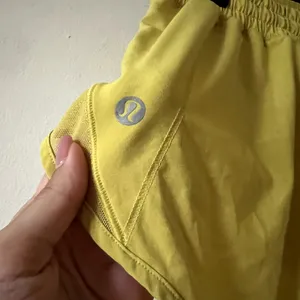 Lululemon Women's Hotty Hot Low-Rise Lined Short 2.5" Size 8 Yellow thumbnail 2