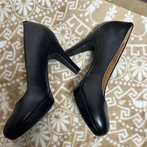 Clarks Women's Classic Black Leather Pumps thumbnail 6