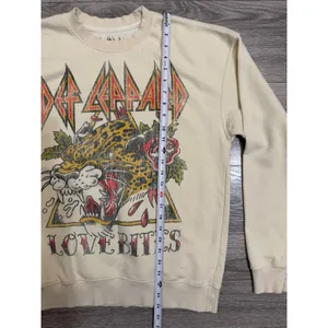 Def Leppard Love Bites Graphic Sweatshirt S Cream Goodie Two Sleeves Oversized thumbnail 6