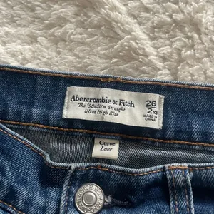Abercrombie & Fitch Ultra High Rise 90s Slim Straight Jean thumbnail 5
